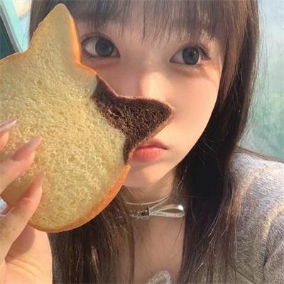 9顶假发的女孩封面